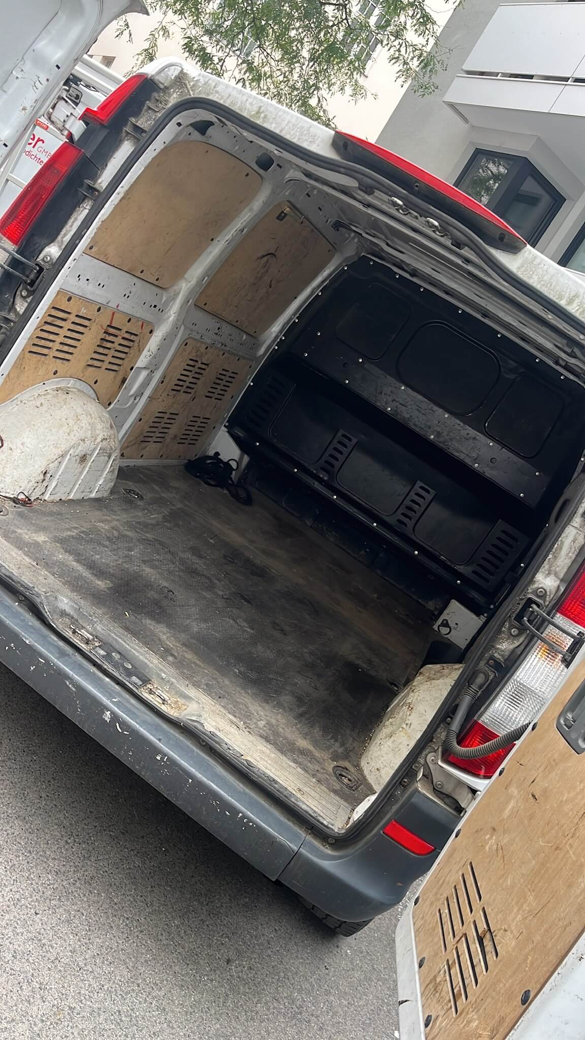 Leerer Transporter vor Entrümpelung Wien